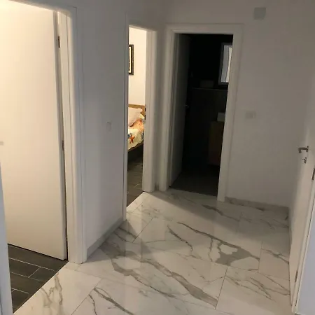 Apartman Maris, 투라니